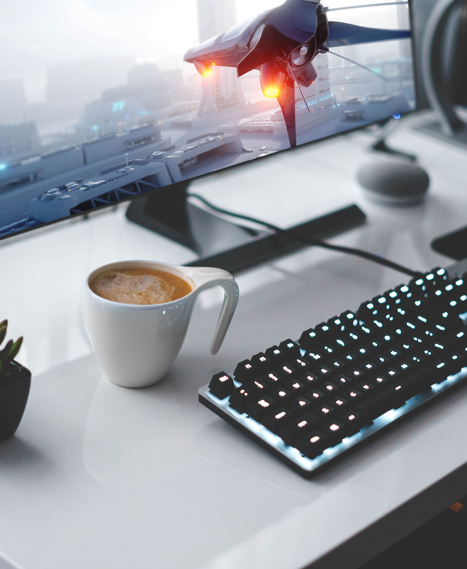 Werkplek met monitors, toetsenbord en koffie